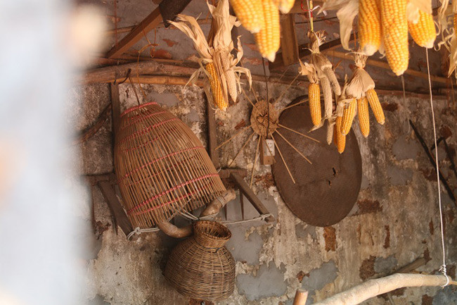 Ngôi nhà được xây dựng từ thế kỉ 17, chủ yếu bằng gỗ mít và gỗ lim. Ảnh: Dân trí