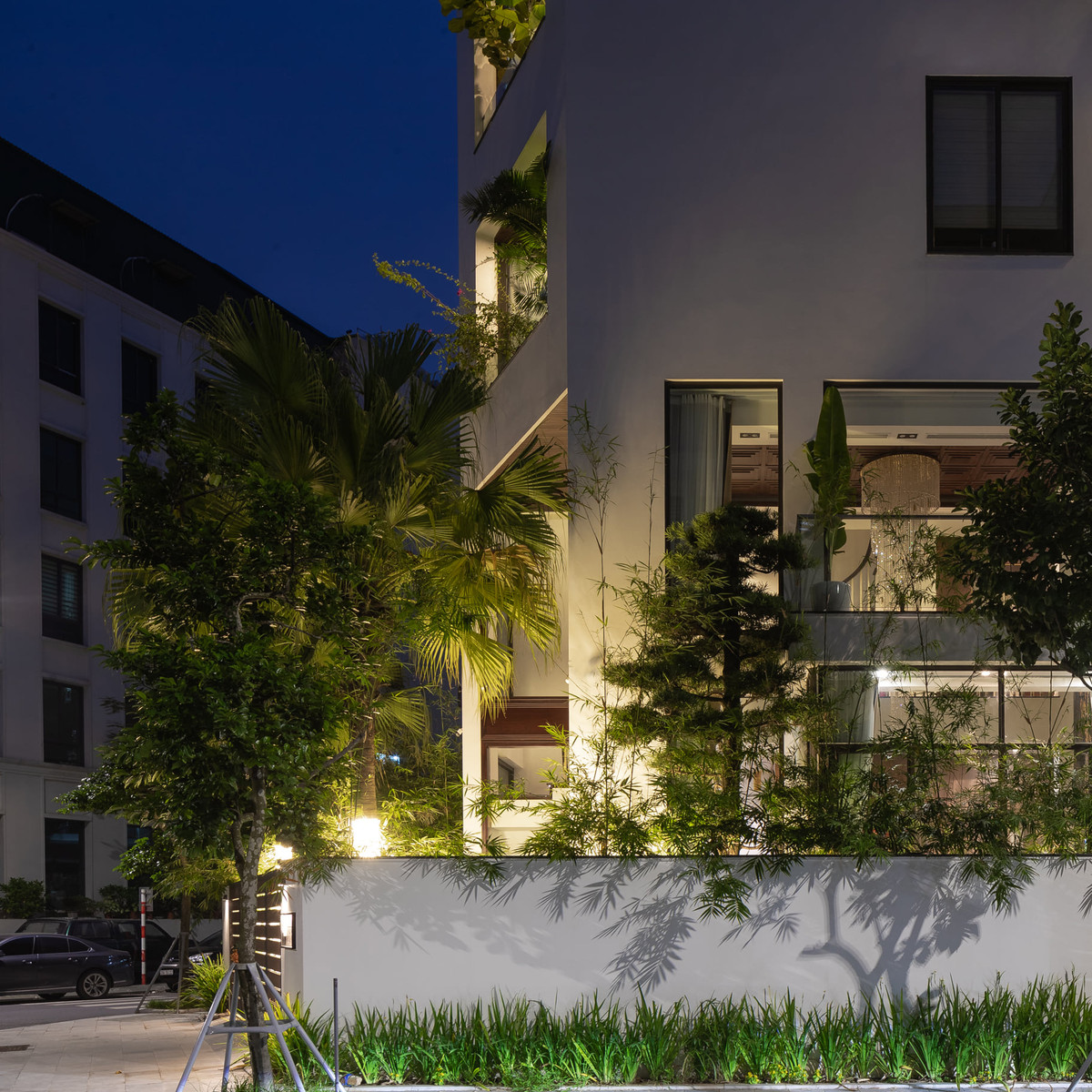 Ngôi nhà lung linh dưới ánh đèn buổi tối. Nguồn ảnh: Triệu Chiến