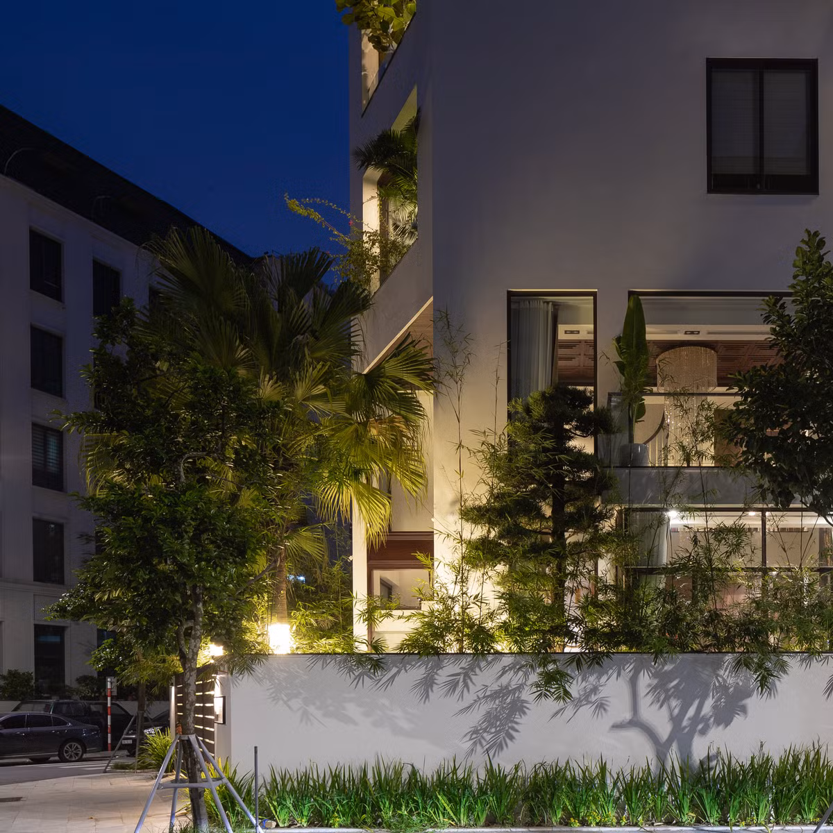 Ngôi nhà lung linh dưới ánh đèn buổi tối. Nguồn ảnh: Triệu Chiến