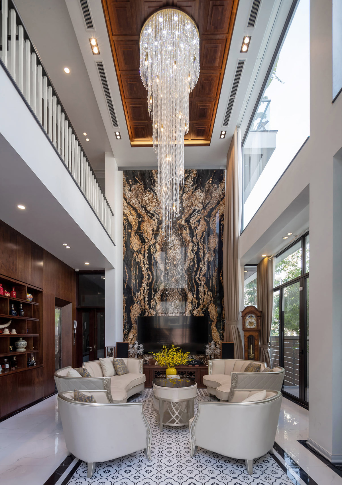 Với hiện trạng bộ khung ngôi nhà 6 tầng tách biệt phát triển theo chiều cao, nhóm kiến trúc sư đục 1 khoảng thông tầng lớn tại phòng khách kết nối không gian bếp ở phía trên và sinh hoạt chung ở dưới.