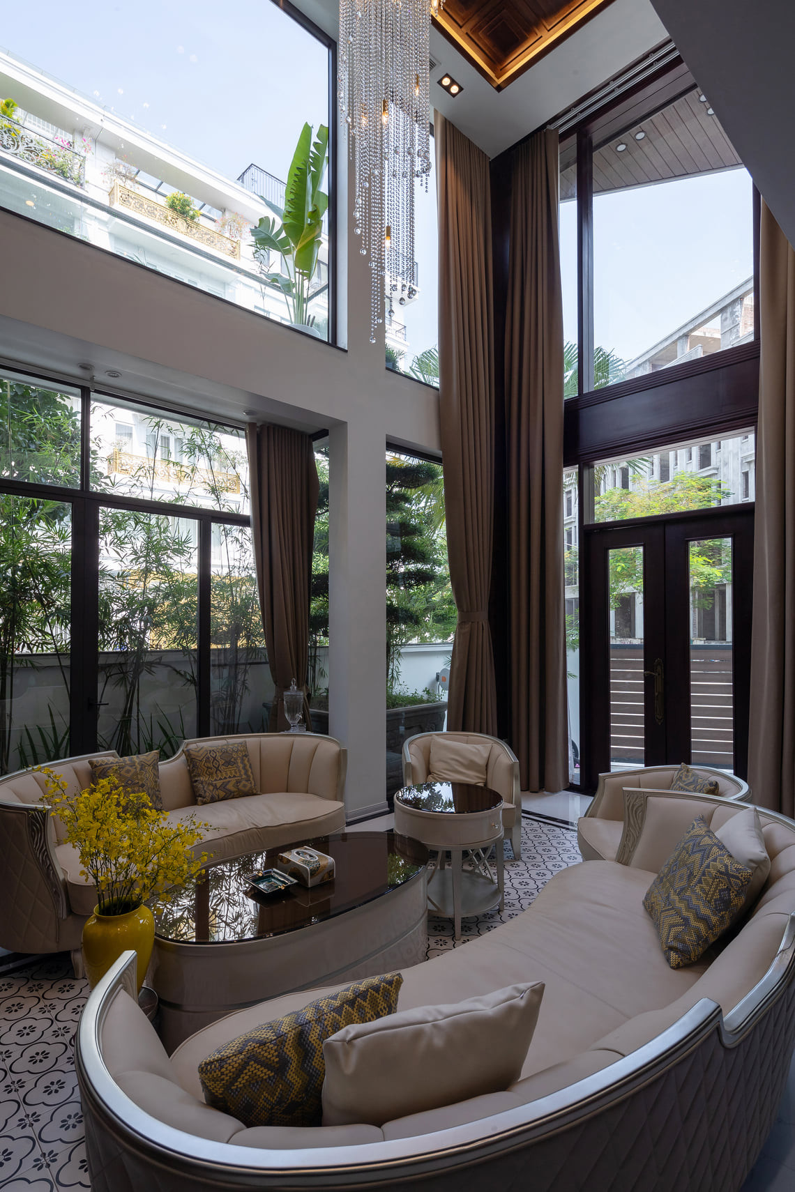 Theo đó, không gian được tăng tính liên kết và tương tác trên dưới theo chiều đứng của ngôi nhà.