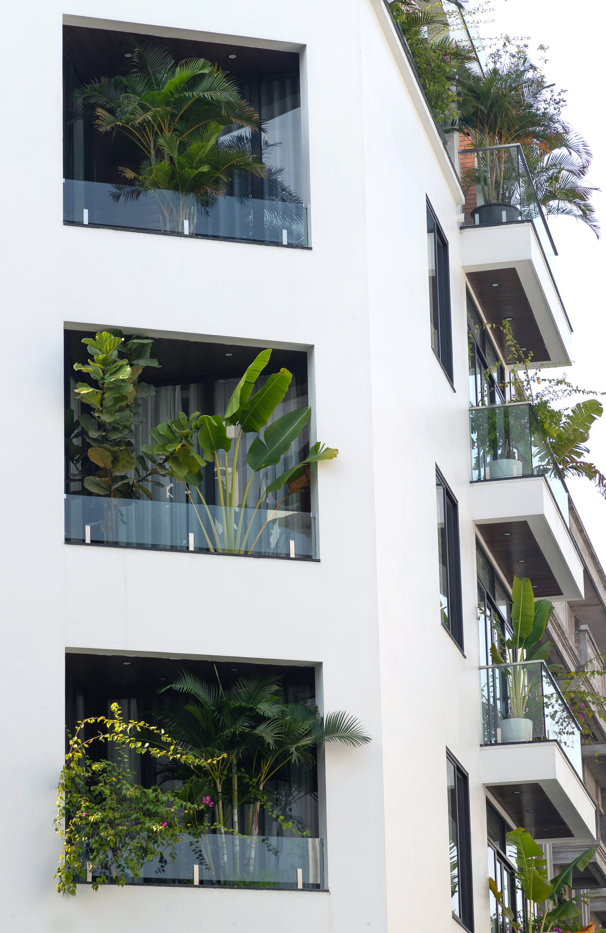 Tầng 6 được dành riêng cho vị trí thờ cúng và khu vườn sân thượng bao quanh.