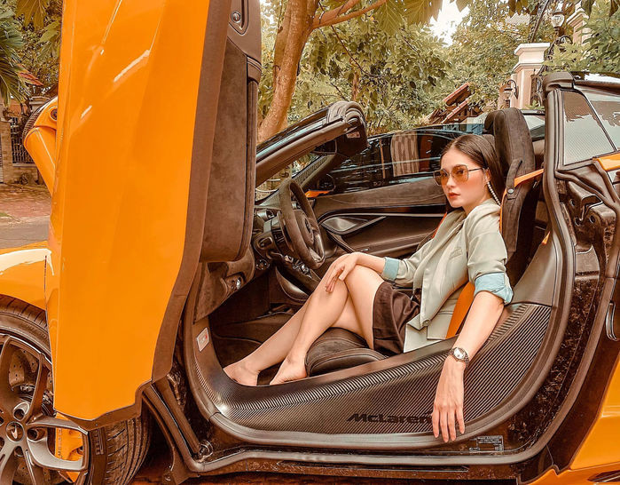 Doanh nhân Nguyễn Quốc Vũ - chồng ca sĩ Di Băng cũng nổi tiếng về độ chiều chuộng vợ. Nhân dịp kỷ niệm 2 năm ngày cưới, vị đại gia tặng vợ một chiếc xe ô tô trị giá 2 tỷ đồng. Ảnh: FBNV