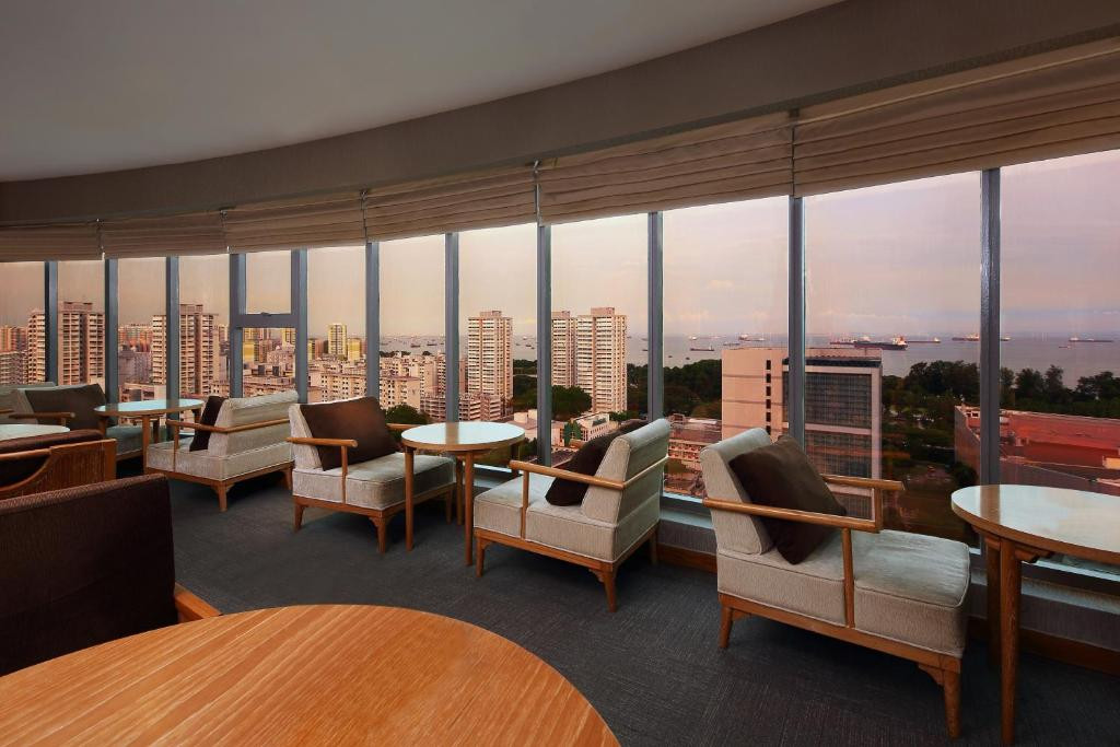 Không gian nhà ăn ấm cúng, cảnh quan đẹp hướng ra vịnh Marina.