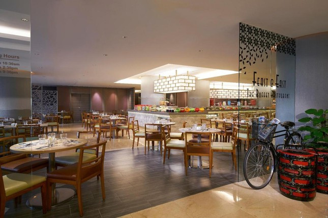 Bên cạnh đó là các nhà hàng, quán cà phê trong khách sạn.