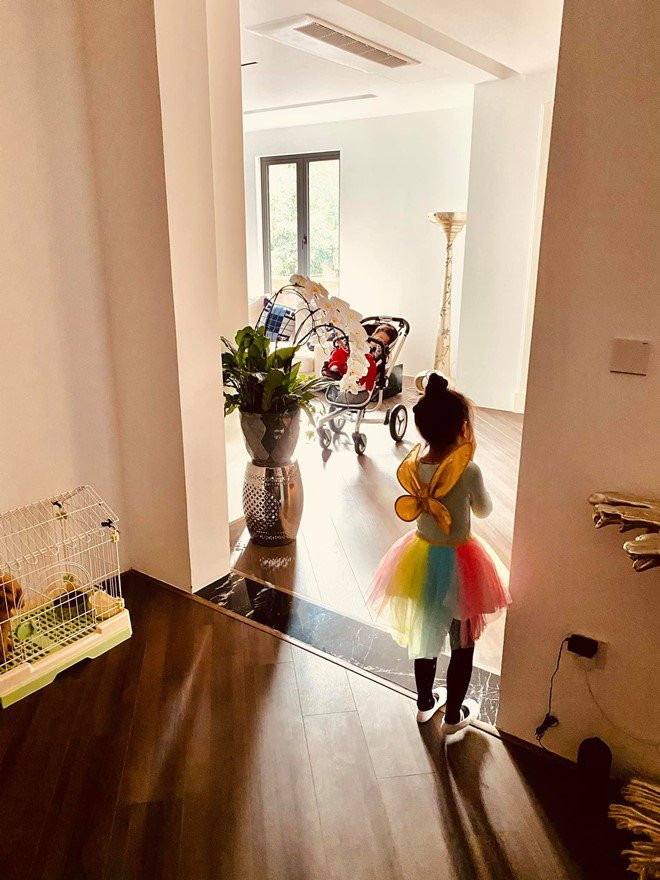 Tháng 12/2020, BTV Ngọc Trinh bất ngờ đăng tải hình ảnh "công chúa" nhỏ, đồng thời hé lộ nhiều góc trong căn nhà.