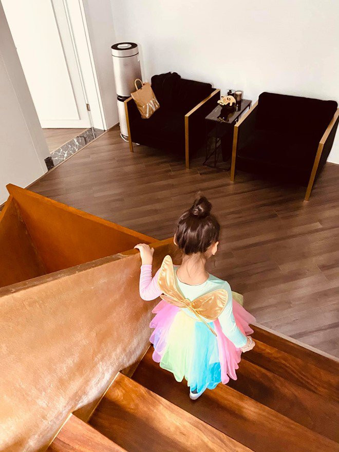 Khu vực hành lang còn được bày bàn ghế như trong khách sạn.