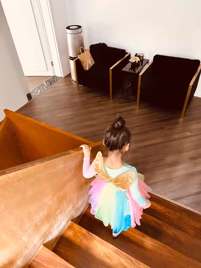 Khu vực hành lang còn được bày bàn ghế như trong khách sạn.