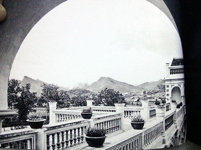 Hệ thống cửa vòm và cầu thang hình cánh cung, tạo ấn tượng về vẻ cách tân, sự bề thế cho công trình. Ảnh: Trung tâm TTXTDL tỉnh Lào Cai