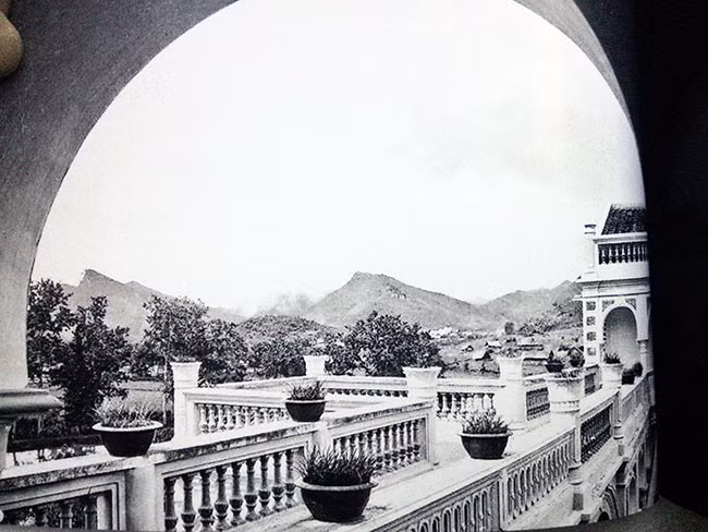 Hệ thống cửa vòm và cầu thang hình cánh cung, tạo ấn tượng về vẻ cách tân, sự bề thế cho công trình. Ảnh: Trung tâm TTXTDL tỉnh Lào Cai