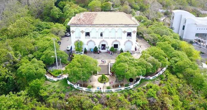  Bạch Dinh Vũng Tàu là công trình kiến trúc cổ xưa mang đậm dấu ấn Pháp tại TP Vũng Tàu. Đây là tòa nhà 3 tầng với chiều cao 19m và dài 25m, toàn bộ ngôi nhà được quét sơn trắng, cửa mái vòm, mái lợp ngói. Ảnh: Nemtv