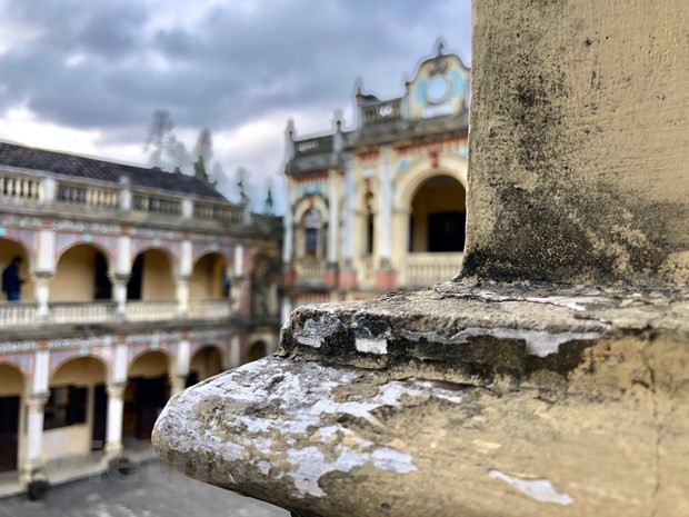 Khu dinh thự có diện tích lên tới 10.000m2, xung quanh có tường bao trổ nhiều lỗ châu mai, có đường đi trên thành cho lính gác đi tuần. Ảnh: Vietnam+