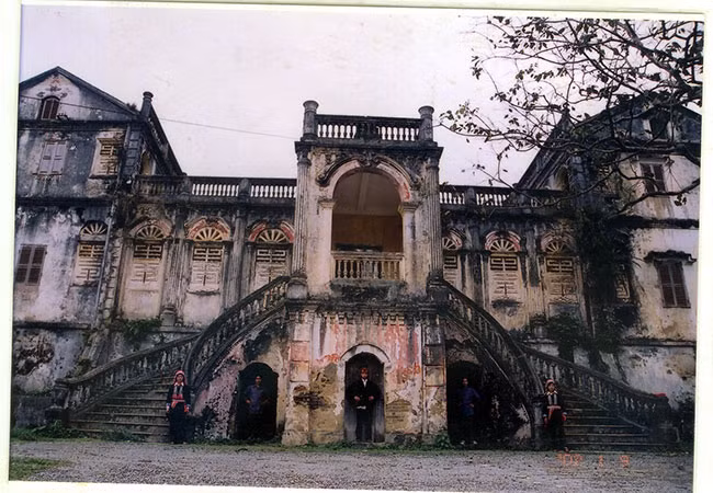 Dinh Hoàng A Tưởng là điểm du lịch nổi tiếng của huyện Bắc Hà (Lào Cai). Trải qua thời gian gần 100 năm (1921 -2019), dù đã có nhiều thay đổi nhưng nét kiến trúc độc đáo vẫn còn nguyên vẹn. Ảnh: Vietnamtourism