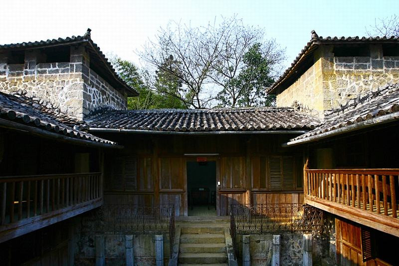 Nét đặc sắc của khu dinh thự nằm ở cấu trúc và cách bố trí các phòng. Dinh thự như một pháo đài kiên cố, các bức tường dày, được xây bằng đá xanh, ngói đất nung và đồ gỗ trong các dãy nhà là gỗ thông đá. Ảnh: VOV