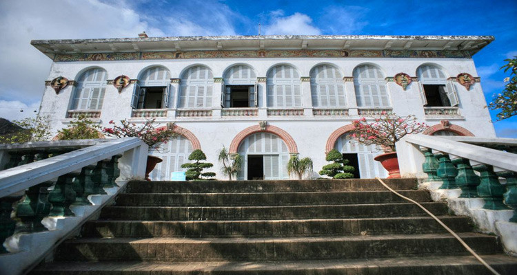 Tòa dinh thự được xây trên một diện tích rộng, bao quanh là rừng cây, tạo nên không gian vừa yên tĩnh vừa riêng tư. Ảnh: Nemtv