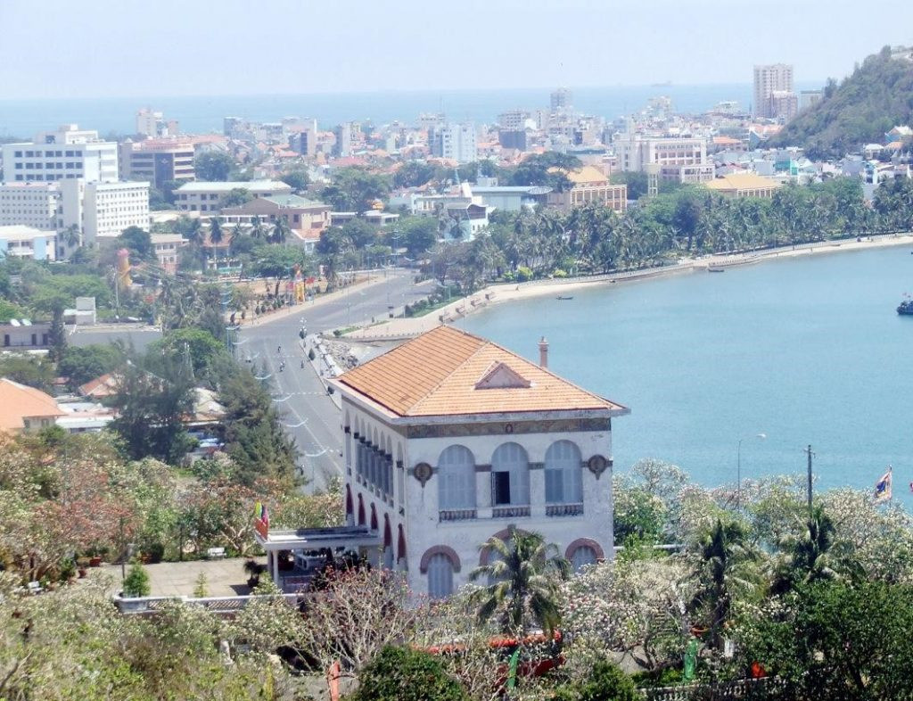 Phong cách kiến trúc Pháp thể hiện rõ nét ở thiết kế nhiều cửa sổ màu lam nhẹ. Khu hành lang được lát gạch hoa họa tiết. Ảnh: Dongtanglong