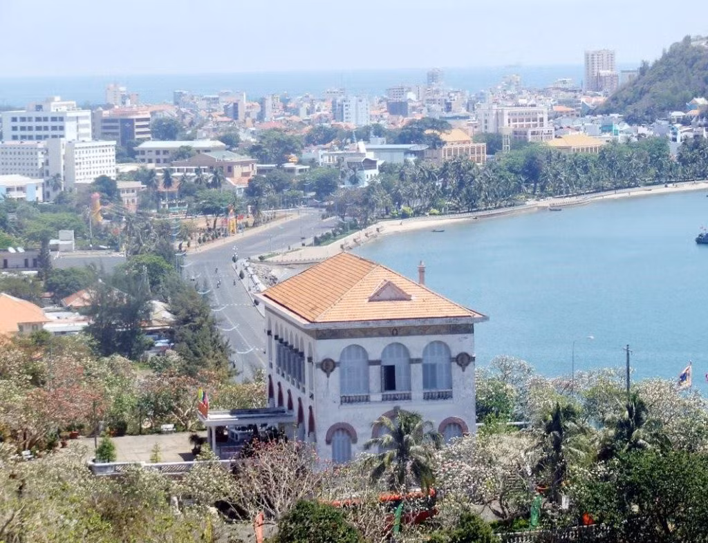 Phong cách kiến trúc Pháp thể hiện rõ nét ở thiết kế nhiều cửa sổ màu lam nhẹ. Khu hành lang được lát gạch hoa họa tiết. Ảnh: Dongtanglong