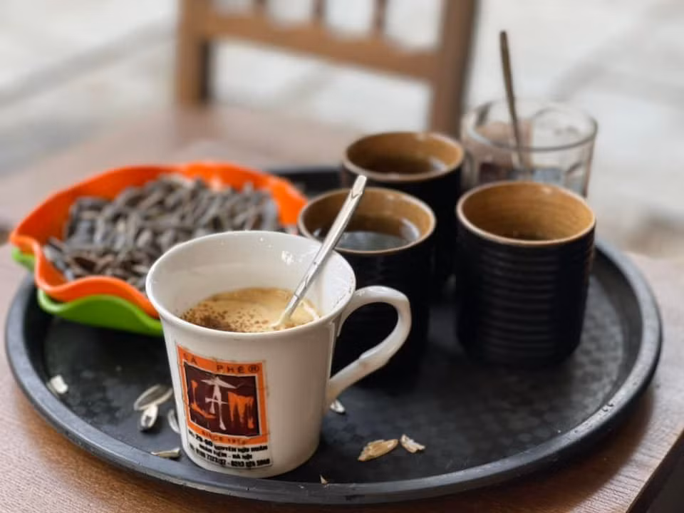 Mới đây, nhiều người tỏ ra bất ngờ khi Shark Bình tiết lộ một buổi sáng bình dị bắt đầu từ việc ngồi cà phê vỉa hè, ăn phở lề đường. Ảnh chụp màn hình