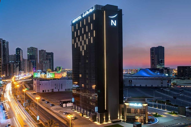 Trong khi đó, đội tuyển Trung Quốc lưu trú tại khách sạn 4 sao Novotel ở Sharjah (UAE). Ảnh: Booking