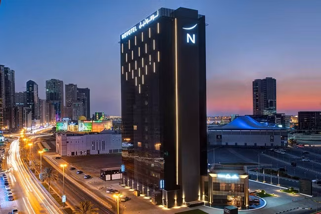 Trong khi đó, đội tuyển Trung Quốc lưu trú tại khách sạn 4 sao Novotel ở Sharjah (UAE). Ảnh: Booking