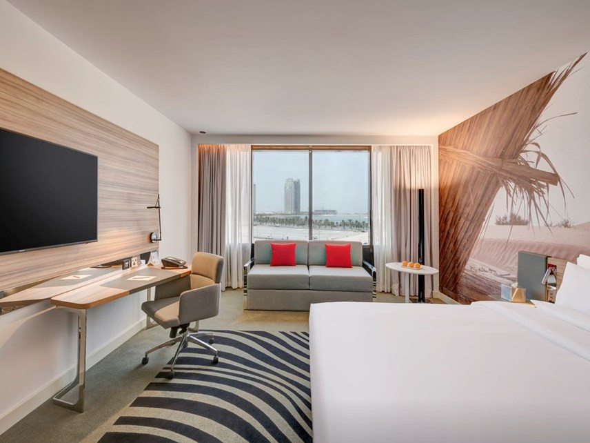 Các phòng nghỉ trong khách sạn đều có tầm nhìn hướng biển. Ảnh: Booking