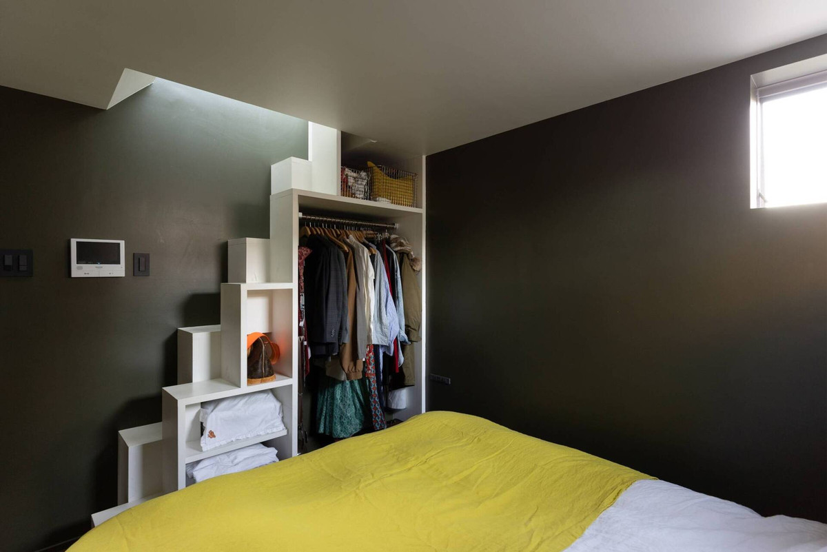 Phòng ngủ của bố mẹ còn có lối đi dẫn lên sân thượng. Nguồn ảnh; Archdaily