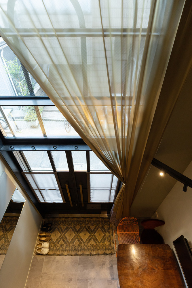 Ngoài ra, kiến trúc sư cũng khai thác ánh sáng từ mái nhiều hơn và tận dụng phần diện tích mặt thoáng các bên có được do xây cao hơn nhà bên cạnh.