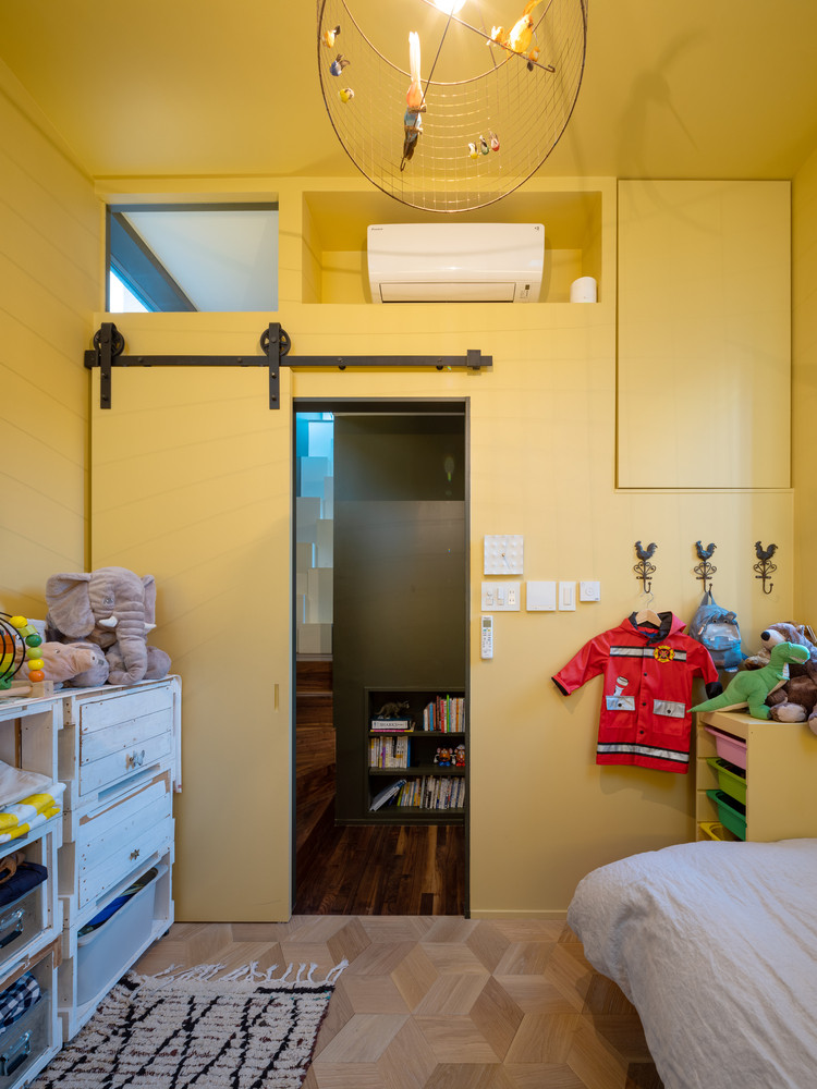 Vì không gian hẹp, nội thất trong nhà thiết kế theo phong cách tối giản. Các món đồ cũng chỉ ở mức vừa và nhỏ.