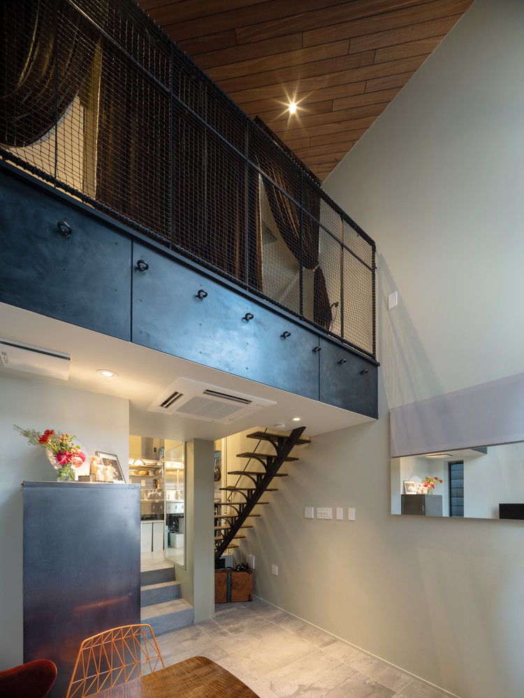 Nhà phố gồm 3 tầng, chia thành 2 phần chung - riêng.