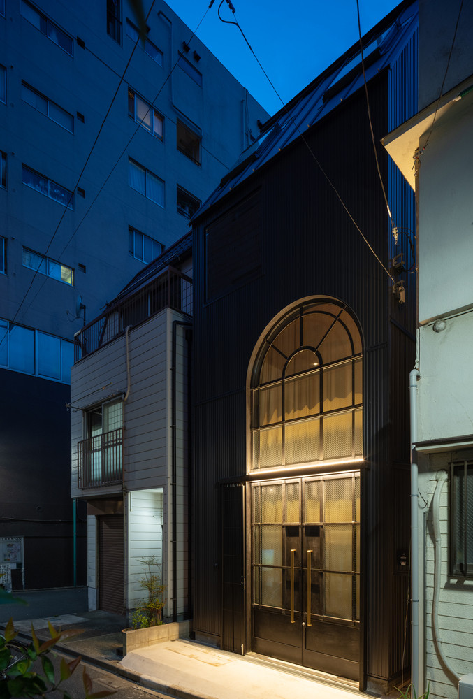 Để giải quyết bài toán trên, kiến trúc sư phải kết hợp hài hòa giữa thiết kế bố cục sinh hoạt với các giải pháp khai thác ánh sáng từ mặt tiền nhưng vẫn đảm bảo an toàn.