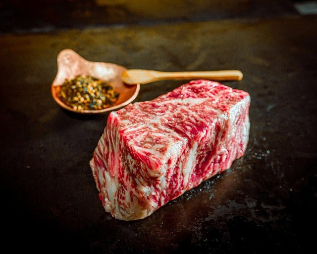 Muốn thưởng thức một miếng bít tết bò Olive Wagyu, thực khách phải trả từ 120-300 USD (khoảng 2,7 - 7 triệu đồng). Ảnh: A5meats