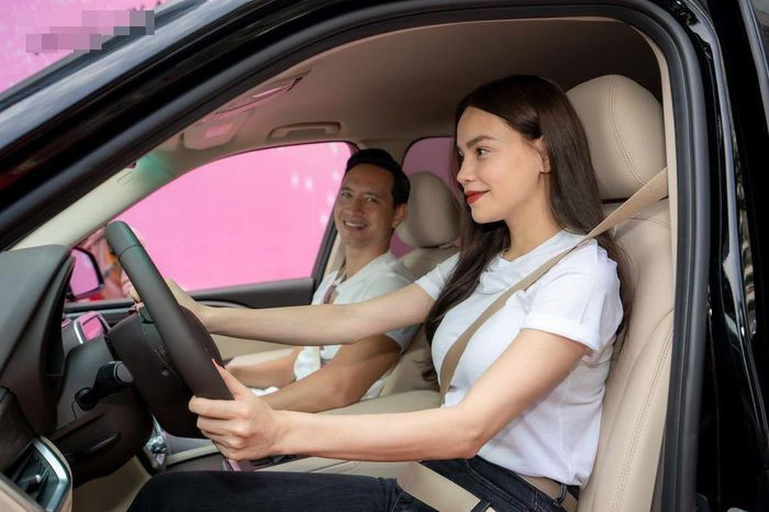 Tháng 12/2020, Hồ Ngọc Hà gây chú ý khi tiết lộ mua 4 xế hộp cùng lúc. Cô tậu xe không chỉ cho bản thân mà còn cho người thân và nhân viên. Ảnh: FBNV