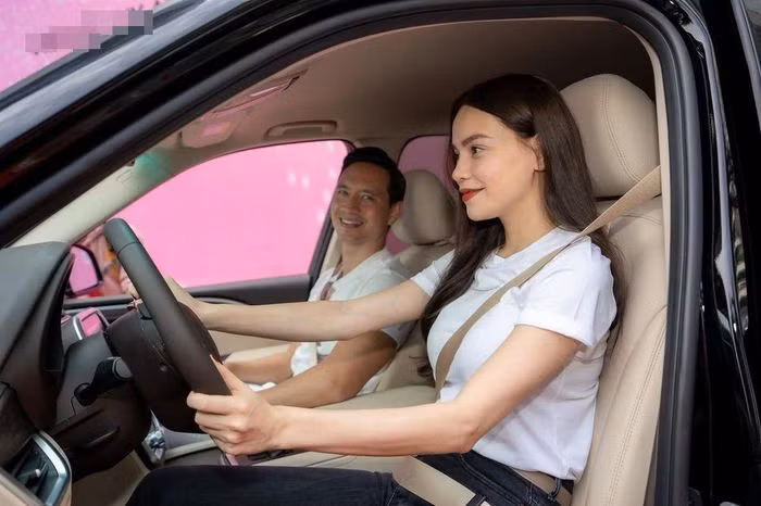 Tháng 12/2020, Hồ Ngọc Hà gây chú ý khi tiết lộ mua 4 xế hộp cùng lúc. Cô tậu xe không chỉ cho bản thân mà còn cho người thân và nhân viên. Ảnh: FBNV