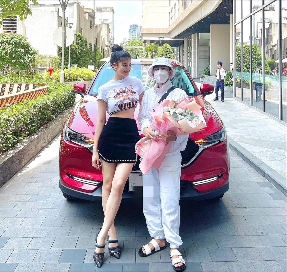 Cách đó vài tuần, Lily Chen cũng đăng tải một bức ảnh khoe tặng xế hộp cho trợ lý của mình. Ảnh: FBNV