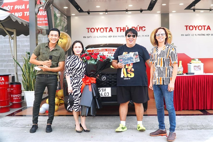 Đầu tháng 11 vừa qua, nam diễn viên Hoàng Mập cho biết vợ chồng Việt Hương tặng anh một chiếc xế hộp mới nhân dịp sinh nhật. Ảnh: FBNV