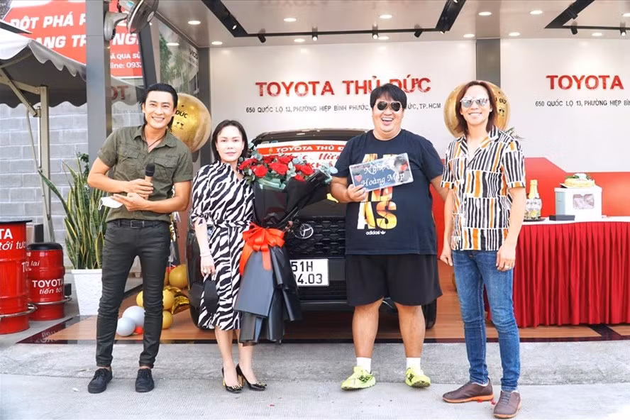 Đầu tháng 11 vừa qua, nam diễn viên Hoàng Mập cho biết vợ chồng Việt Hương tặng anh một chiếc xế hộp mới nhân dịp sinh nhật. Ảnh: FBNV