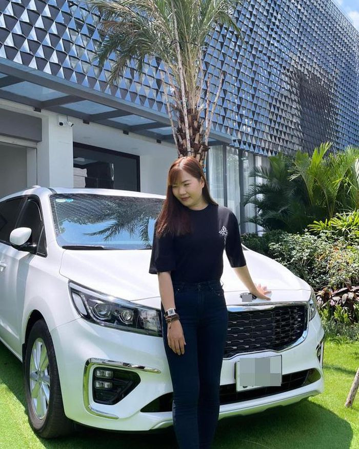 Lâm Vỹ Dạ không phải là sao Việt đầu tiên tặng quà đắt đỏ cho người thân. Trước đó, "nữ hoàng nội y" Ngọc Trinh từng tặng cho trợ lý Thuý Kiều một chiếc xế hộp sang trọng. Ảnh: FBNV