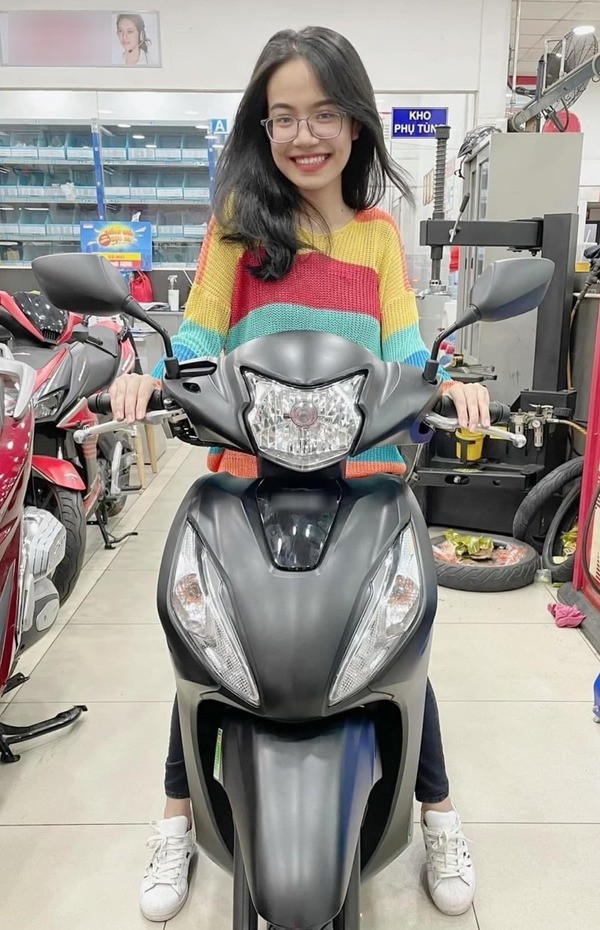 Theo đó, bà xã Hứa Minh Đạt cho biết đã mua chiếc xe máy làm quà mừng sinh nhật cộng sự. Món quà này có giá gần 40 triệu đồng. Ảnh: FBNV