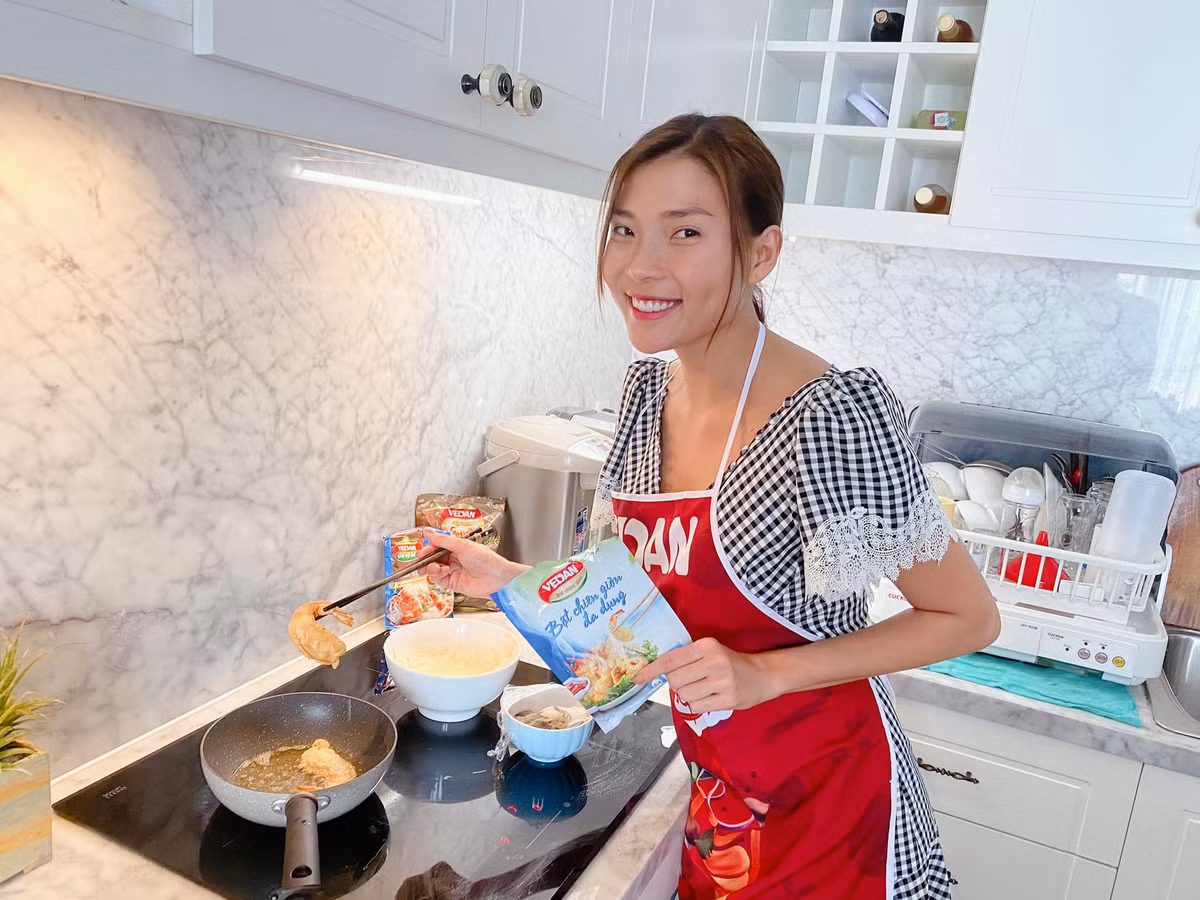 Nhà bếp được decor theo sắc trắng trang nhã. Ảnh: FBNV