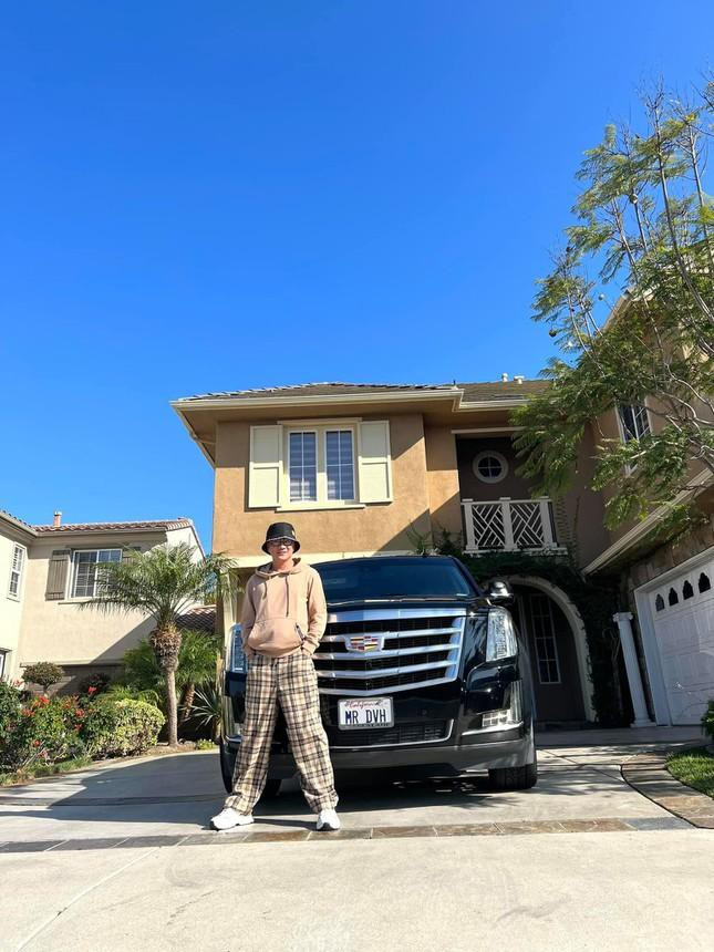  Biệt thự của Đàm Vĩnh Hưng có thiết kế cổ kính. Trước biệt thự có sân rộng lớn và nhiều cây xanh.