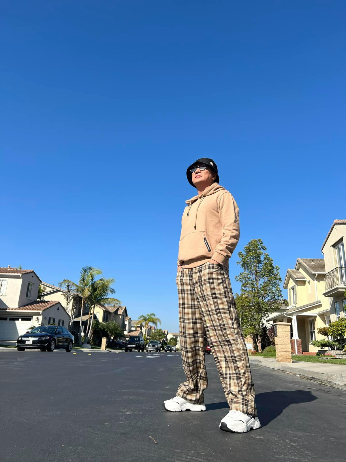 Trước đó vài ngày, ca sĩ Đàm Vĩnh Hưng chia sẻ loạt ảnh thông báo anh đã tới Mỹ để chuẩn bị cho show diễn của mình. Anh đã di chuyển về tổ ấm sang trọng của mình để nghỉ ngơi.