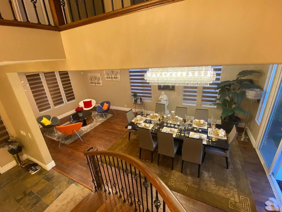 Khu vực bàn ăn được trang trí đèn chùm lộng lẫy.