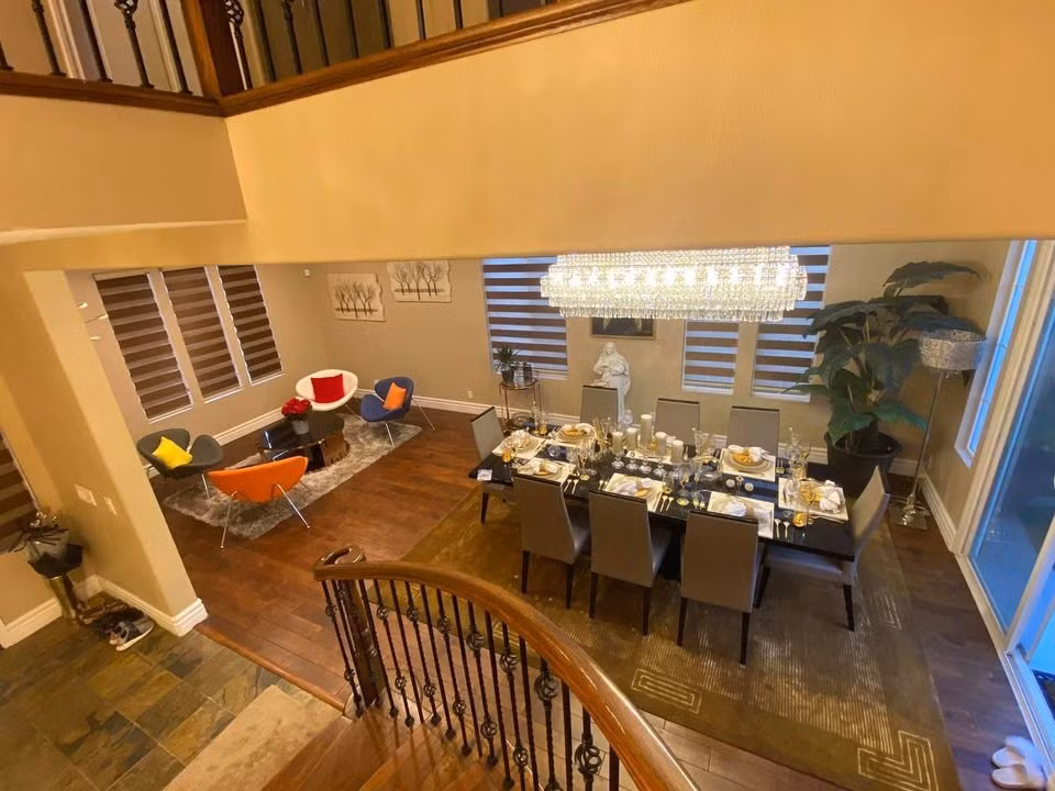 Khu vực bàn ăn được trang trí đèn chùm lộng lẫy.