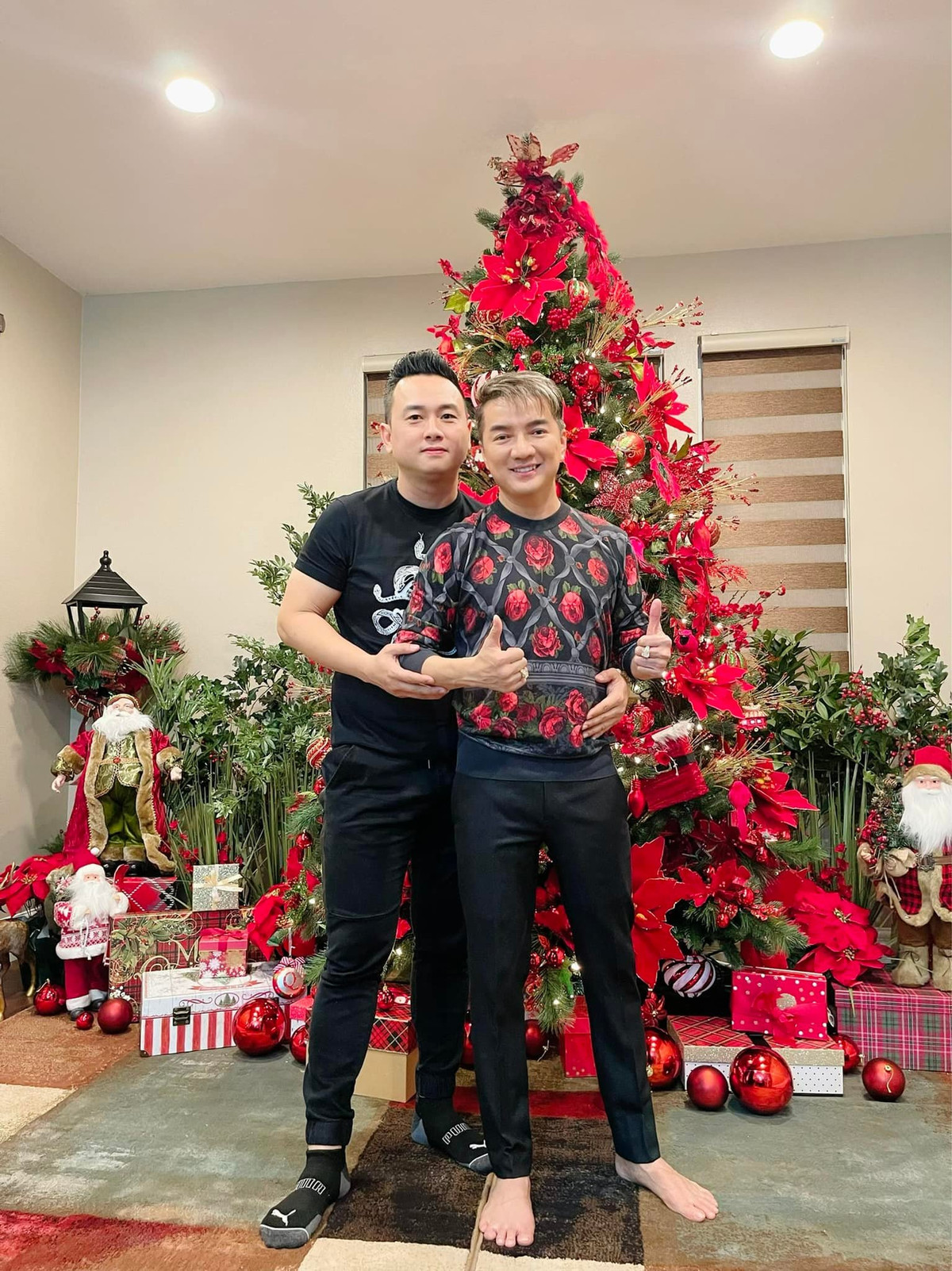 Trong chuyến sang Mỹ lưu diễn lần này, Mr Đàm không quên trang hoàng biệt thự lộng lẫy nhân dịp Giáng sinh.