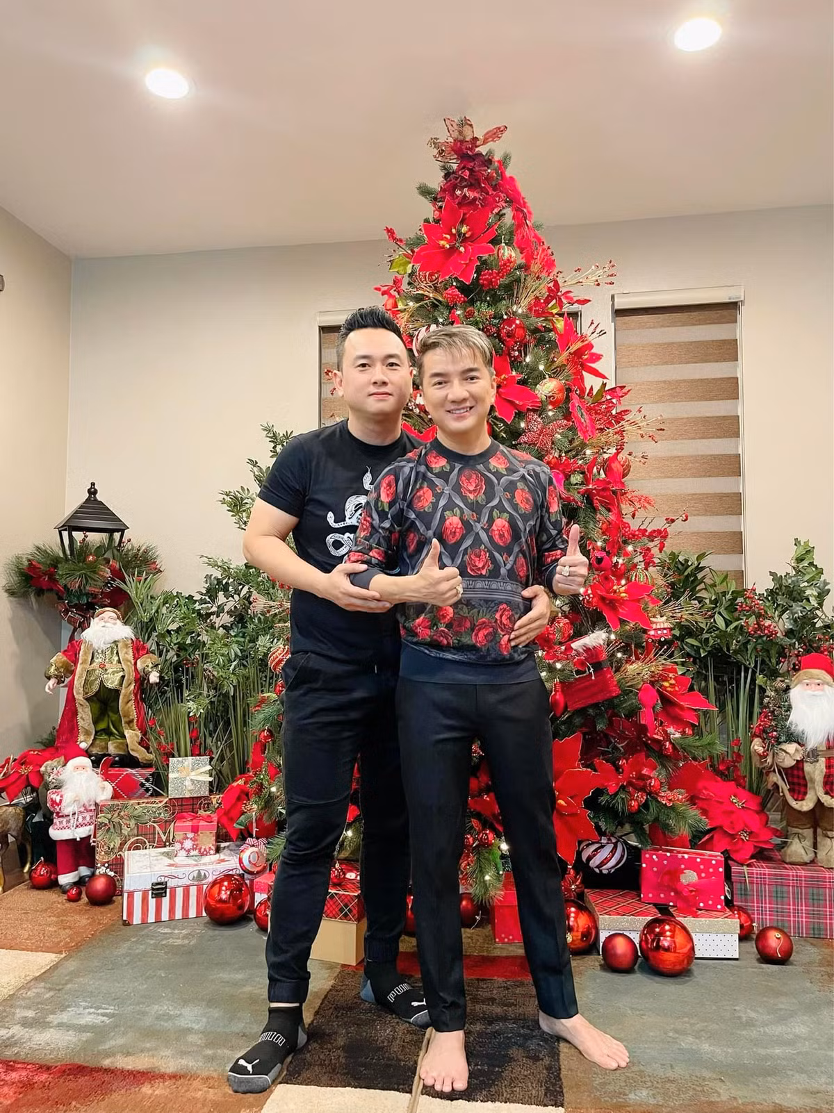 Trong chuyến sang Mỹ lưu diễn lần này, Mr Đàm không quên trang hoàng biệt thự lộng lẫy nhân dịp Giáng sinh.