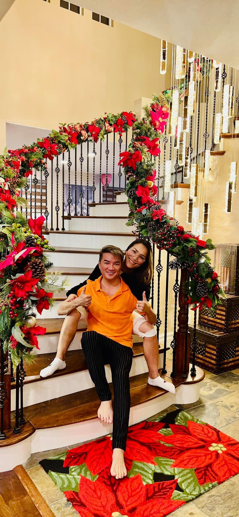 Những món đồ trang trí biến cầu thang trở thành không gian sống động để có thể chụp ảnh sống ảo trong ngày lễ Giáng Sinh.