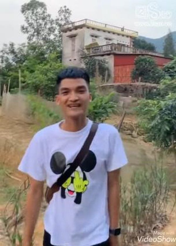 Cách đây 2 năm, Mạc Văn Khoa từng 1 lần khoe nhà mình ở quê. Lúc đó ngôi nhà bố mẹ anh đang sống được xây dựng vào năm 1992, có thiết kế khá đơn giản nằm giữa hai quả đồi, xung quanh là vườn rộng đến cả chục hecta.