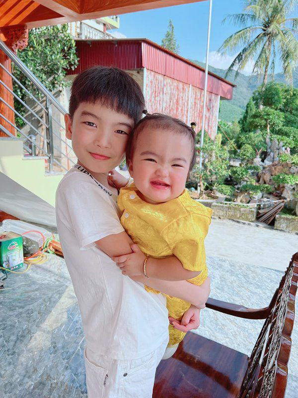 Nhà sàn không phải là gỗ 100%, phía dưới được làm bằng bê tông, sắt thép, khung nhà gỗ vừa hiện đại lại vẫn thoáng mát.