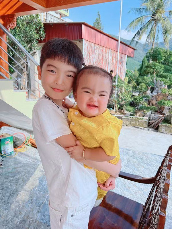 Nhà sàn không phải là gỗ 100%, phía dưới được làm bằng bê tông, sắt thép, khung nhà gỗ vừa hiện đại lại vẫn thoáng mát.