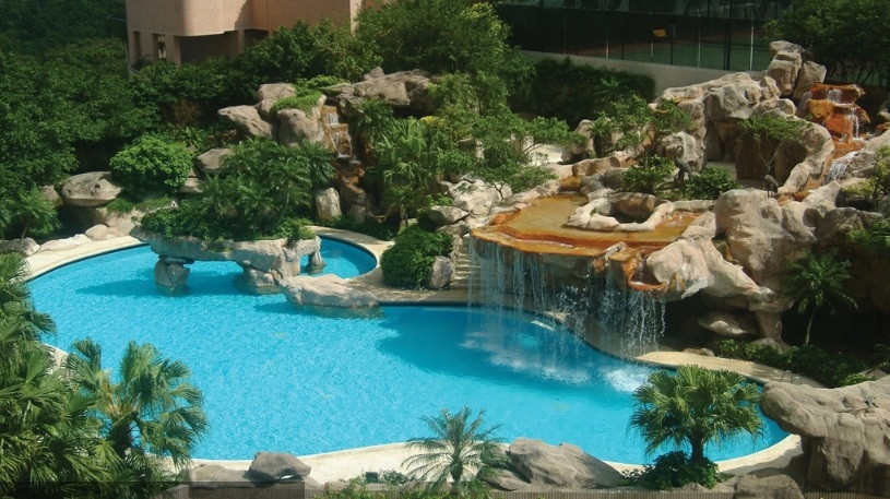 Trong khu chung cư còn có nhiều tiện ích như trung tâm tập thể dục tư nhân tốt nhất Hong Kong, bể bơi trong nhà và ngoài trời, phòng vui chơi, nhà hàng, cửa hàng, sân tennis...Ảnh: Expatliving